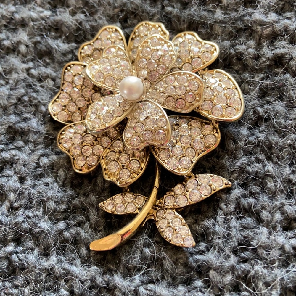 Crystal & “pearl” Flower pin
